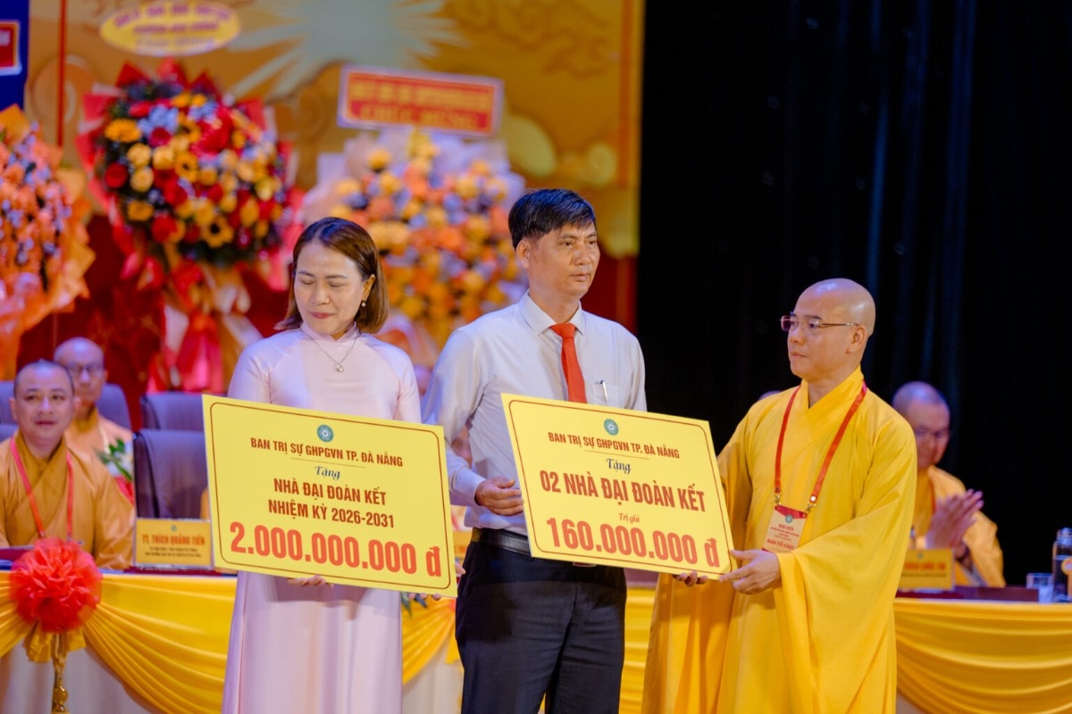 Ban Tổ chức Đại hội cũng trao tặng kinh phí xây dựng nhà Đại đoàn kết cho Ủy ban Mặt trận Tổ quốc Việt Nam thành phố Đà Nẵng