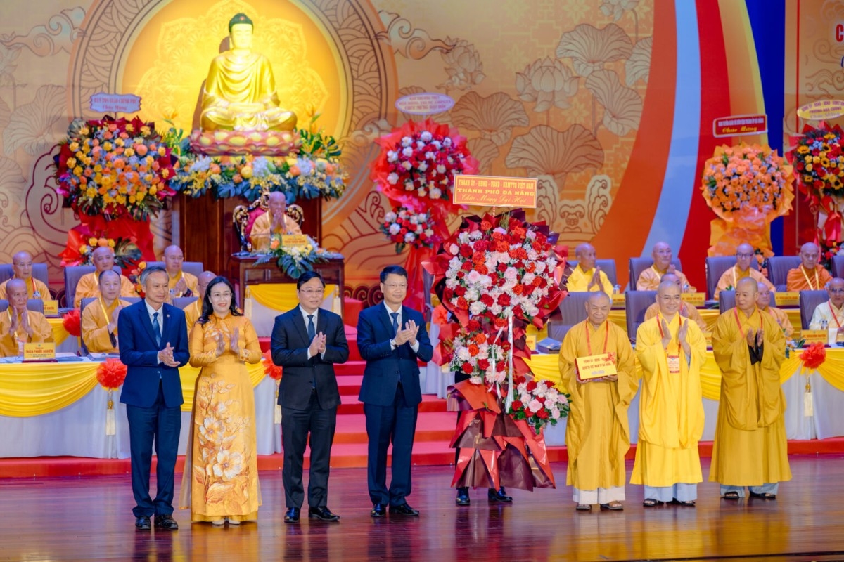 Lãnh đạo thành phố Đà Nẵng tặng hoa chúc mừng Đại hội