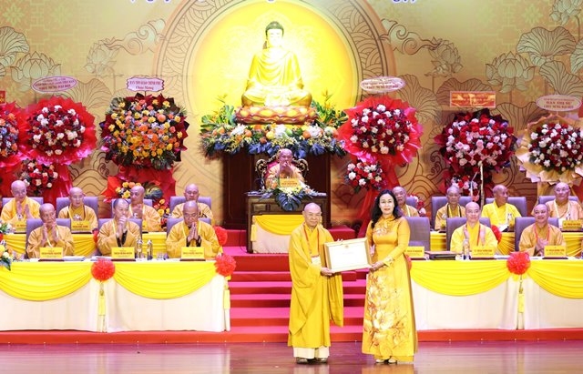 Phó Chủ tịch Ủy ban Nhân dân thành phố Đà Nẵng Nguyễn Thị Anh Thi trao tặng Bằng khen của Chủ tịch Ủy ban Nhân dân thành phố cho đại diện Ban Trị sự Giáo hội Phật giáo Việt Nam thành phố Đà Nẵng