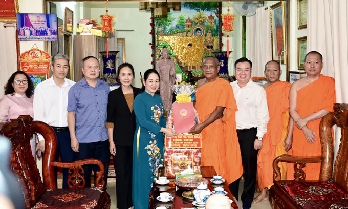 Thứ trưởng Bộ Dân tộc và Tôn giáo Nông Thị Hà đến thăm, chúc tết tại chùa Chantarangsay