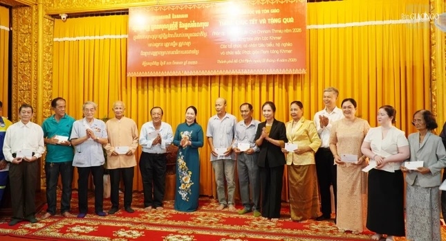 Thứ trưởng Bộ Dân tộc và Tôn giáo Nông Thị Hà tặng quà đến các cá nhân và hộ khó khăn