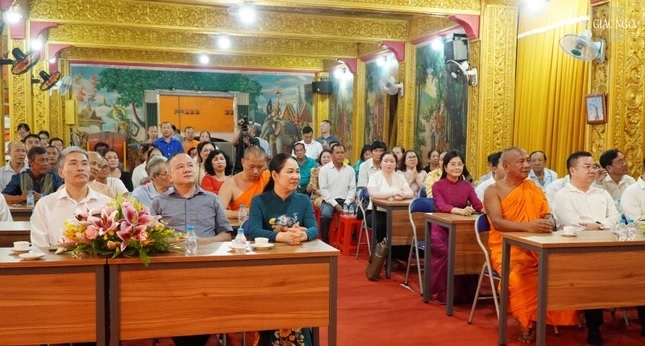 Thứ trưởng Bộ Dân tộc và Tôn giáo Nông Thị Hà thăm, chúc Tết Chôl Chnăm Thmây tại chùa Candaransi