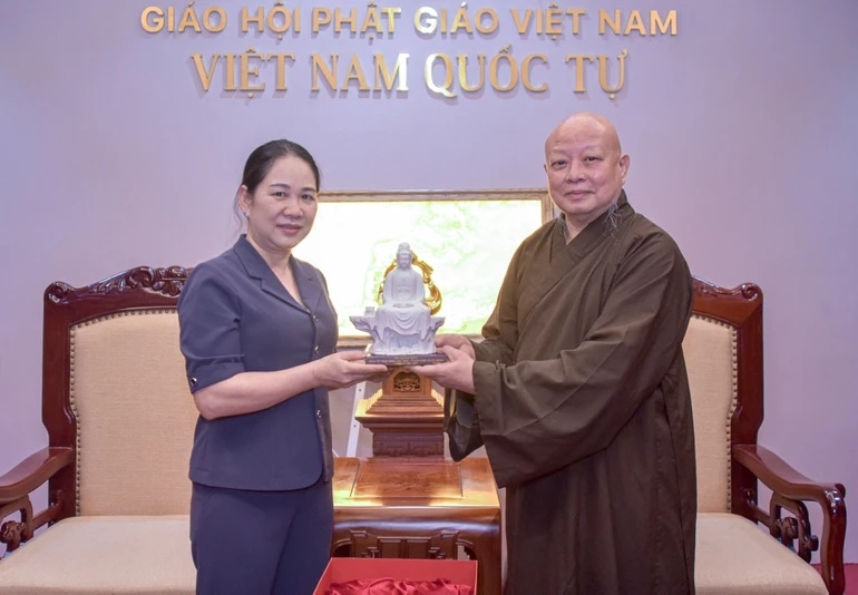 Hòa thượng Thích Lệ Trang trao tặng Thứ trưởng Bộ Dân tộc và Tôn giáo Nông Thị Hà bức tượng Bồ Tát Quán Thế Âm, quà tặng của Đại hội đại biểu Phật giáo Thành phố Hồ Chí Minh lần thứ I