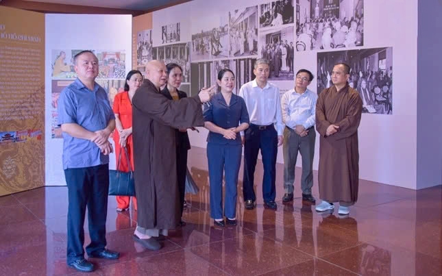 Thứ trưởng Nông Thị Hà tham quan không gian triển lãm ""45 năm Giáo hội Phật giáo Việt Nam: Phát triển cùng đất nước - Bước vào kỷ nguyên mới"