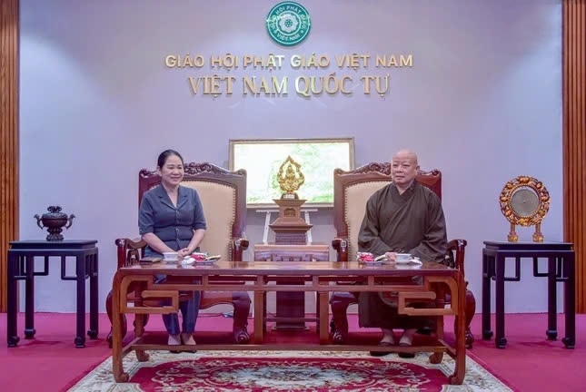 Thứ trưởng Nông Thị Hà và Hòa thượng Thích Lệ Trang 