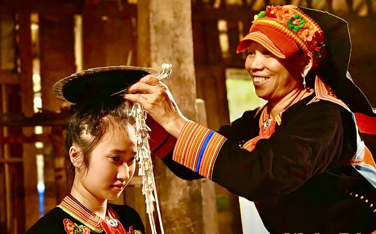 Chiếc đĩa bạc gia truyền tượng trưng cho sự đủ đầy