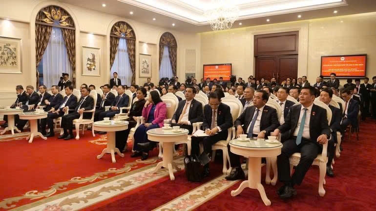 Các đại biểu và cán bộ, nhân viên Đại sứ quán, đại diện cộng đồng người Việt tại buổi gặp gỡ.