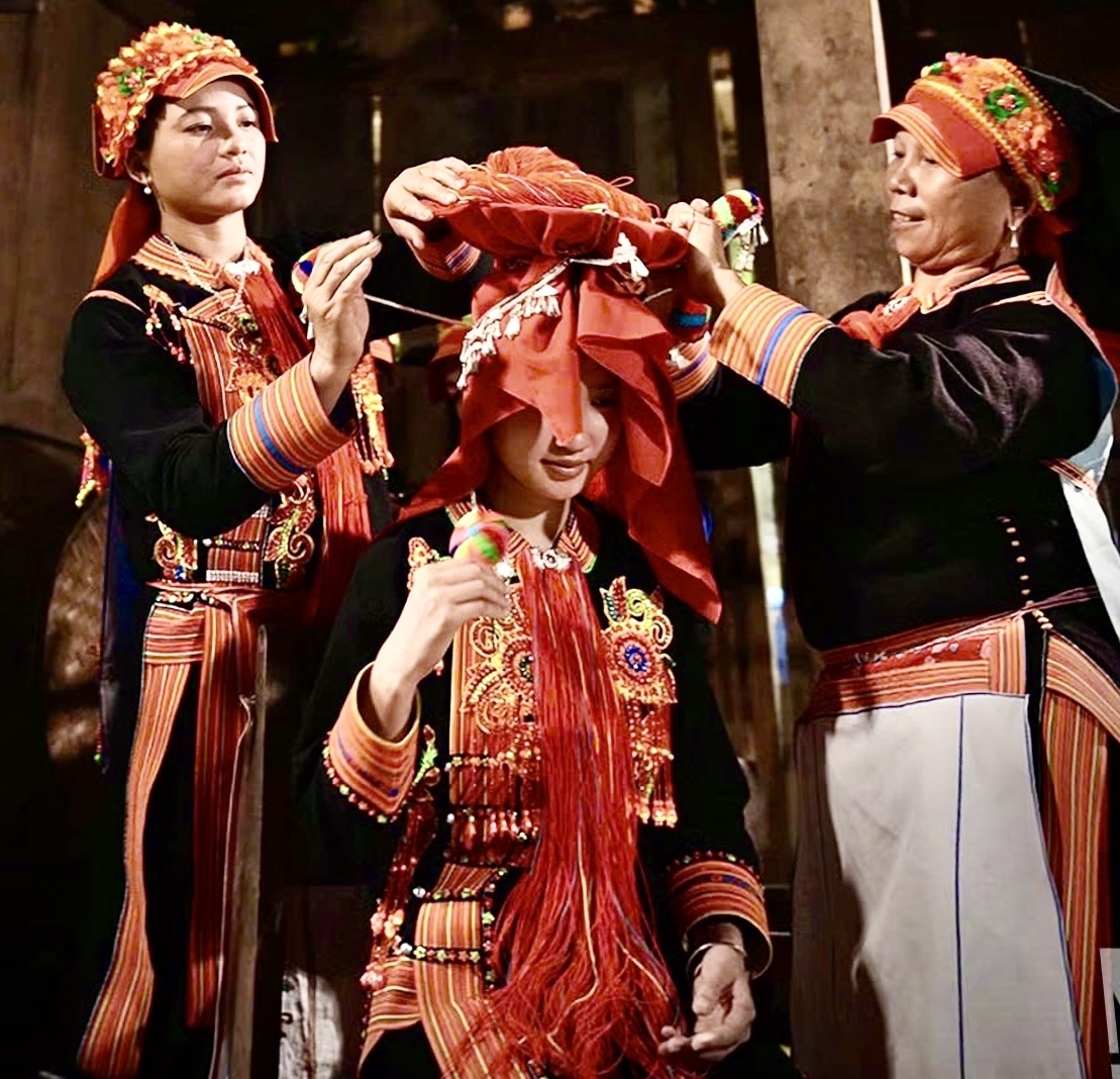 Khăn đỏ phủ ngoài mang đến sự e lệ cho cô dâu và ước nguyện hạnh phúc