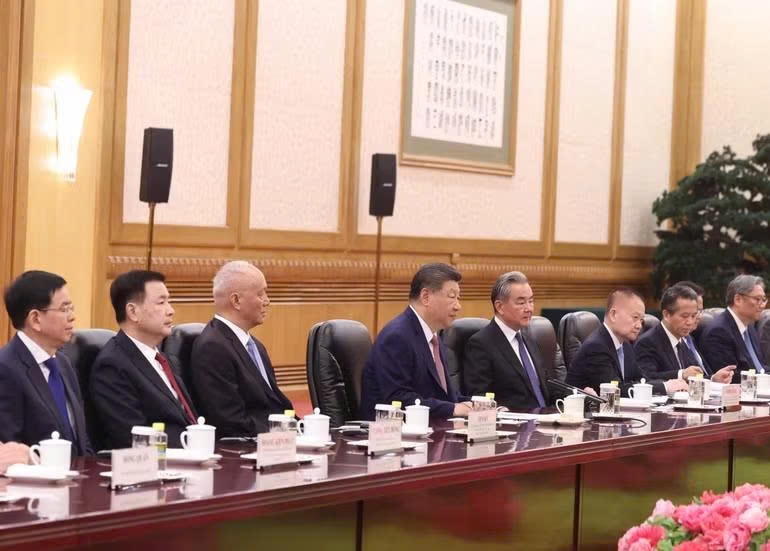 Tổng Bí thư, Chủ tịch nước Trung Quốc Tập Cận Bình và thành viên Đoàn cấp cao Trung Quốc tại hội đàm. (Ảnh: Thống Nhất/TTXVN)