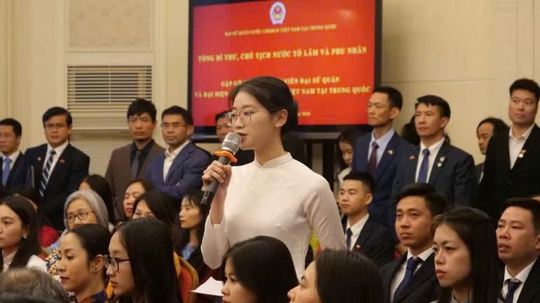 Đại diện kiều bào phát biểu tại buổi gặp gỡ.
