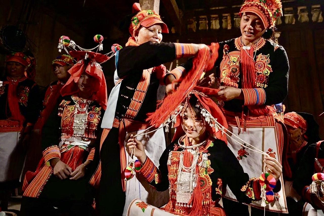 Những quả bông ngũ sắc rực rỡ gài chung quanh đĩa bạc