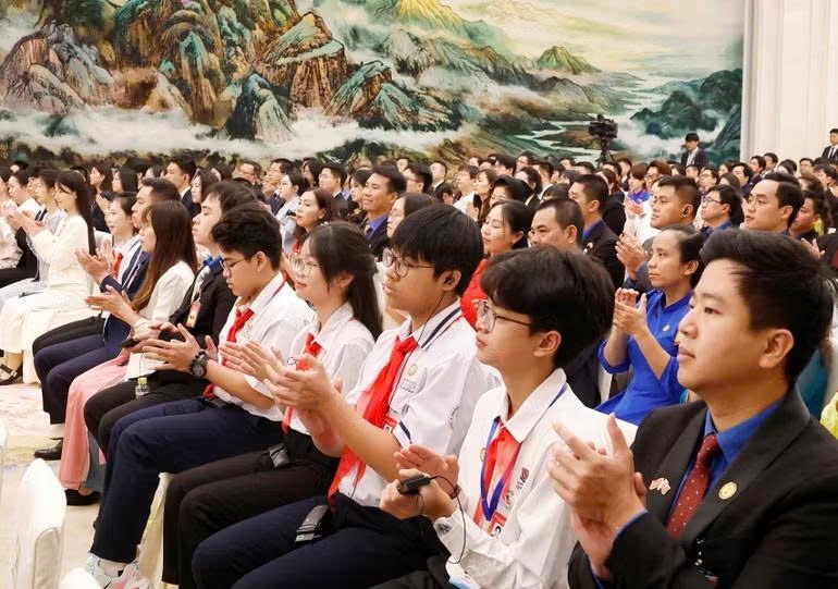 Đại biểu thanh niên Việt Nam - Trung Quốc tham gia Chương trình “Hành trình đỏ nghiên cứu, học tập” tại cuộc gặp gỡ với Tổng Bí thư, Chủ tịch nước Tô Lâm và Tổng Bí thư, Chủ tịch nước Trung Quốc Tập Cận Bình. (Ảnh: Thống Nhất/TTXVN)