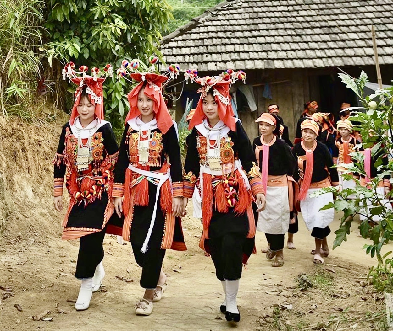 Trang phục cô dâu của phụ nữ Dao Tuyển.