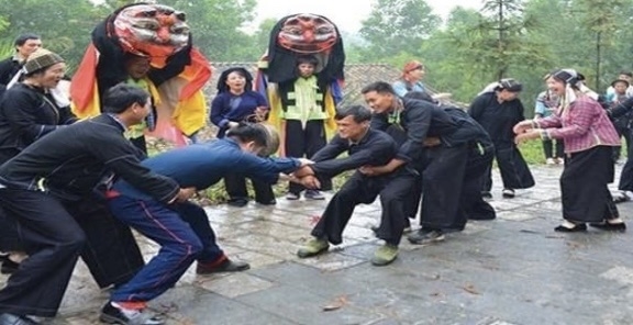 During the Lunar New Year, the Nung ethnic group often organizes competitions and folk games to strengthen community unity and solidarity