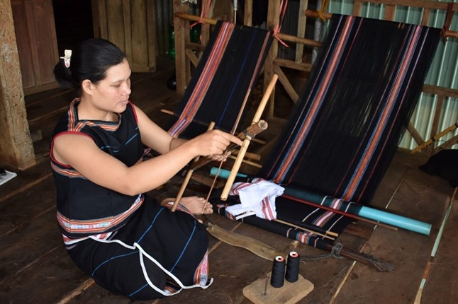 Nhiều bạn trẻ người dân tộc thiểu số quay video lưu lại quy trình dệt thổ cẩm để quảng bá trên các mạng xã hội