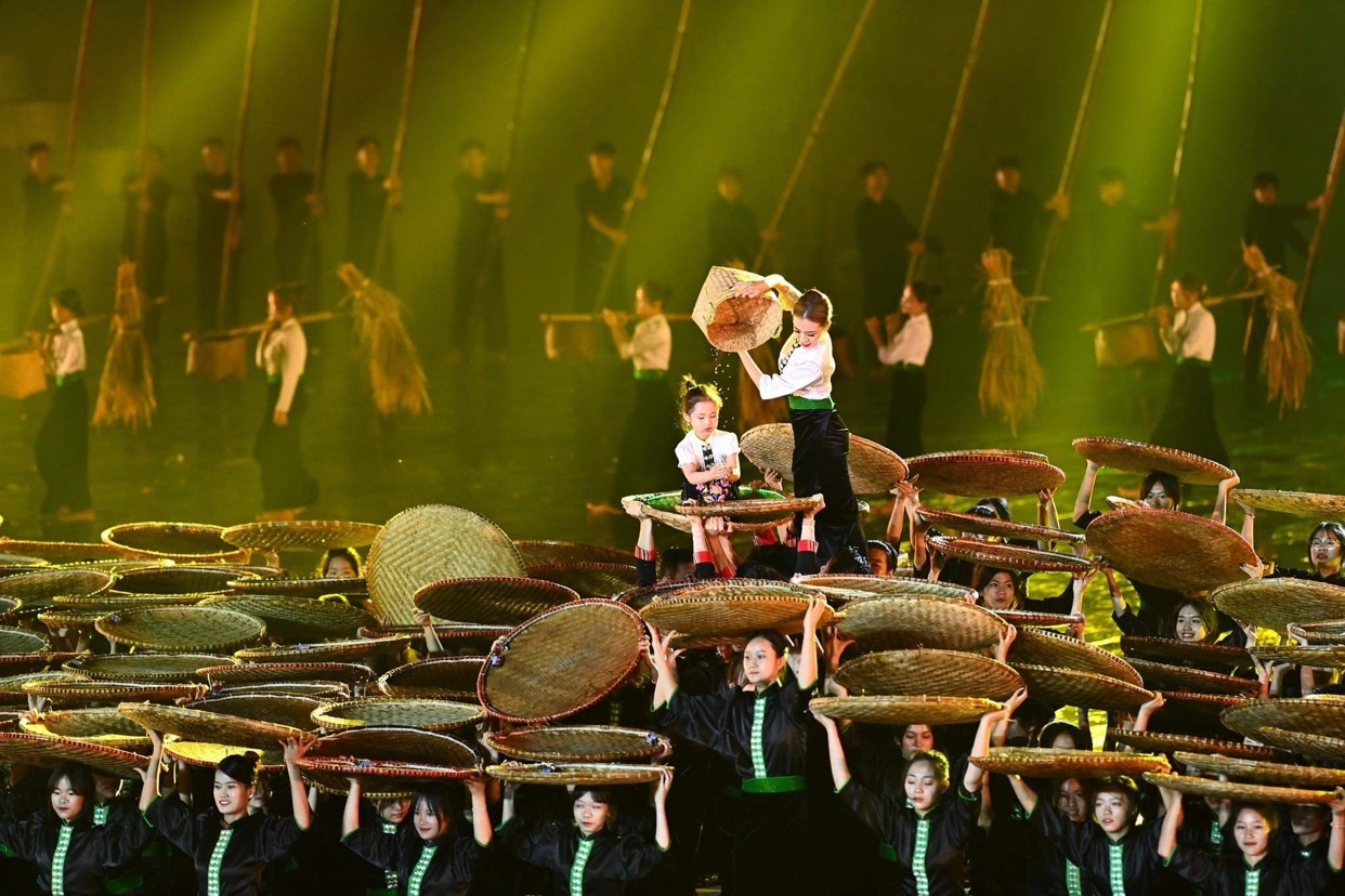 Một tiết mục nghệ thuật trong lễ đón nhận Bằng của UNESCO ghi danh “Nghệ thuật Xòe Thái” vào danh sách di sản văn hóa phi vật thể đại diện của nhân loại