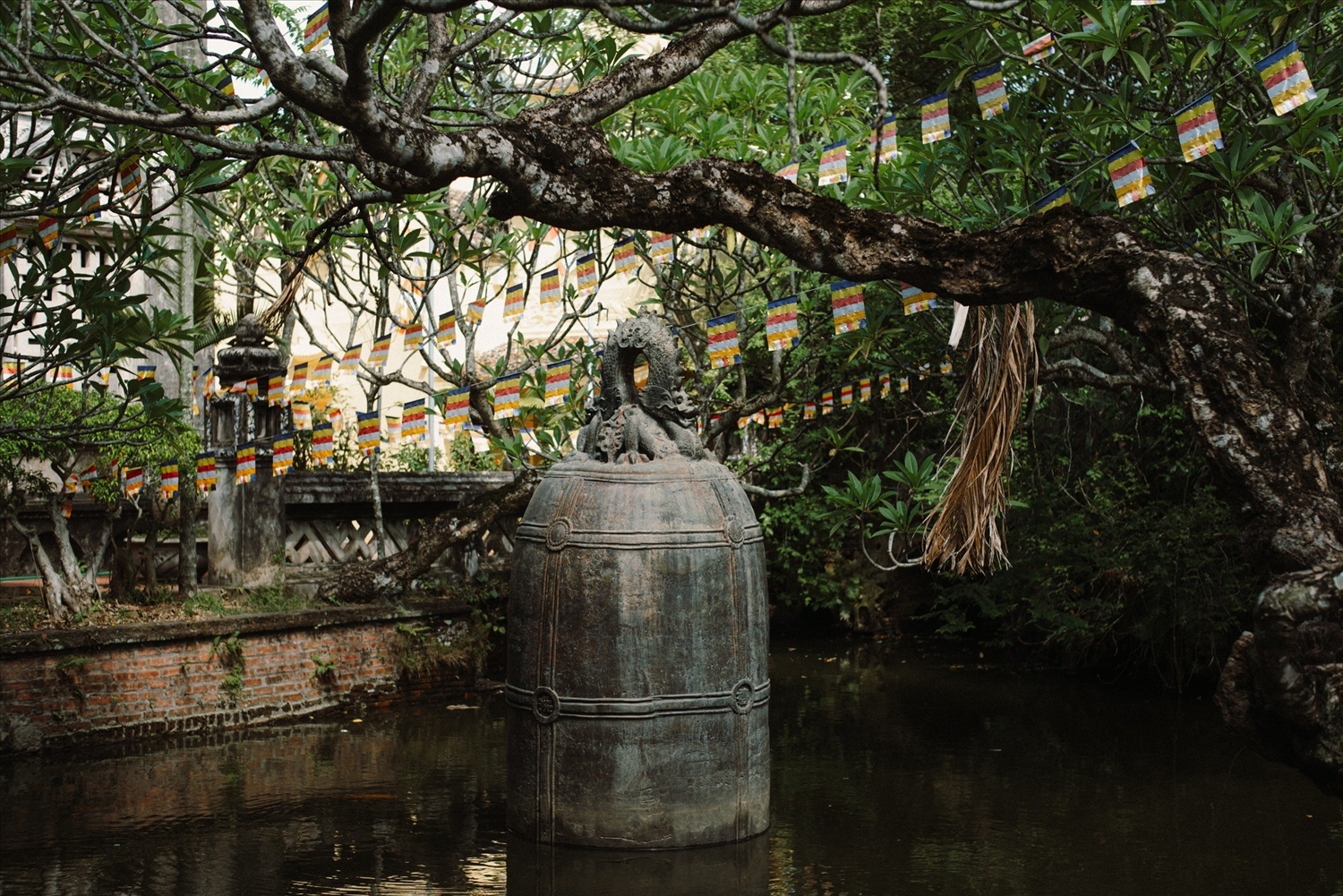 Co Le pagoda also proudly houses a special bell called Dai Hong Chung, weighing 9 tons, placed in the middle of the lake in front of the main hall. This is one of the largest bells in Vietnam (Photo by Viet Duc Tran/Vietnam Travel).