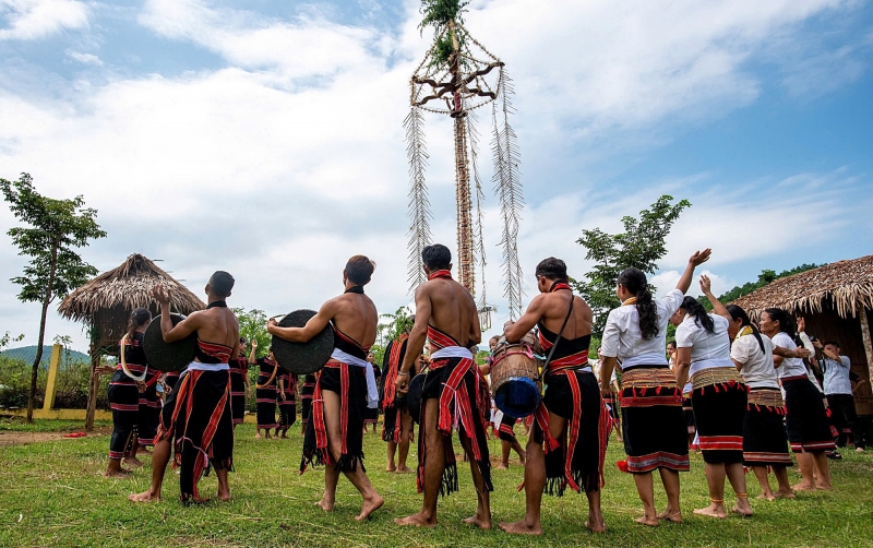 Nhờ bảo tồn và phát huy giá trị văn hóa truyền thống các dân tộc thiểu số đã thúc đẩy hoạt động du lịch cộng đồng ở Đà Nẵng phát triển (Trong ảnh: Đồng bào Ca Dong ở thành phố Đà Nẵng tổ chức lễ hội mừng lúa mới)