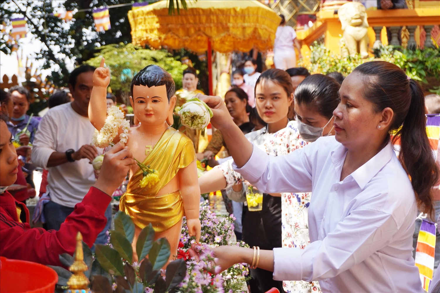 Lễ tắm Phật mừng Tết Chôl Chnăm Thmây của đồng bào Khmer tại chùa Candaransi, Thành phố Hồ Chí Minh