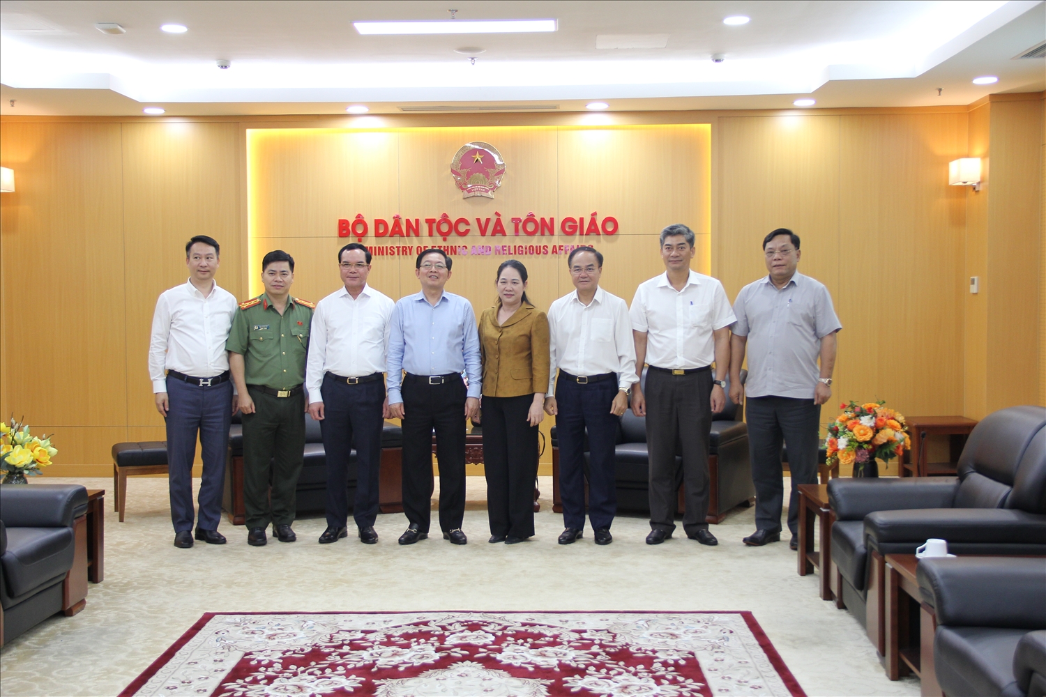 Phó Thủ tướng Chính phủ Hồ Quốc Dũng và lãnh đạo Bộ Dân tộc và Tôn giáo cùng đại biểu bộ, ngành chụp ảnh lưu niệm