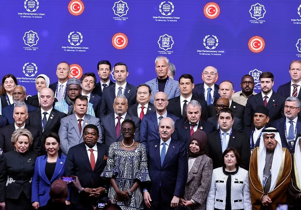 Chủ tịch Quốc hội Trần Thanh Mẫn với trưởng đoàn các nước chụp ảnh chung. (Ảnh: DOÃN TẤN/TTXVN)