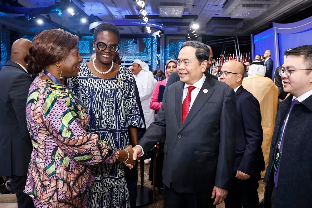 Chủ tịch Quốc hội Trần Thanh Mẫn với đại biểu. (Ảnh: DOÃN TẤN/TTXVN)