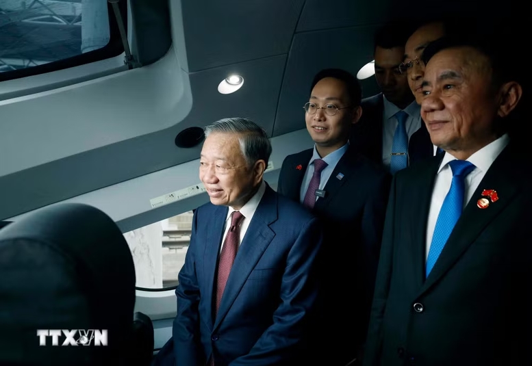 Tổng Bí thư, Chủ tịch nước Tô Lâm trên tàu cao tốc đi thành phố Nam Ninh - Ảnh: TTXVN