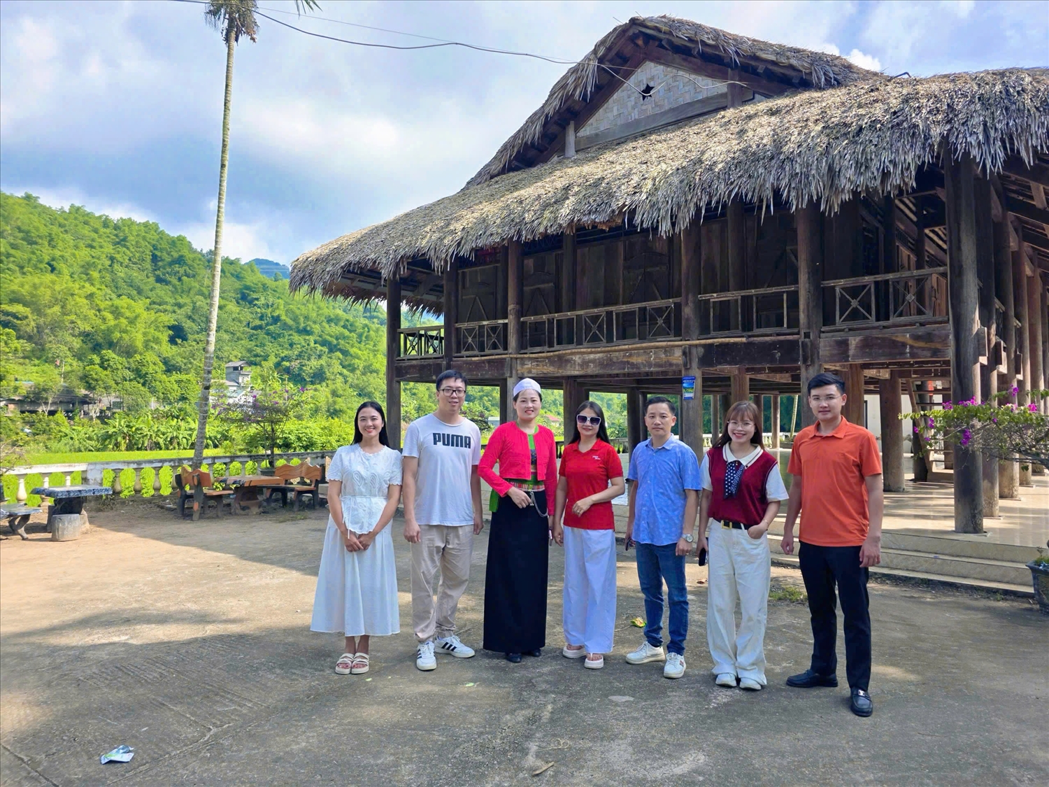 Du khách check in tại điểm du lịch cộng đồng xóm Mỗ