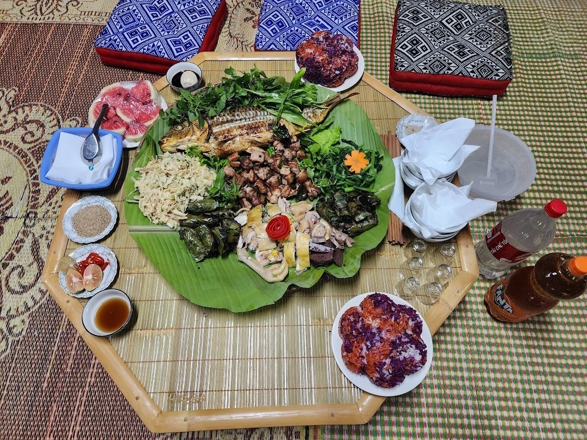 Mâm cỗ đậm mầu sắc văn hóa Mường.