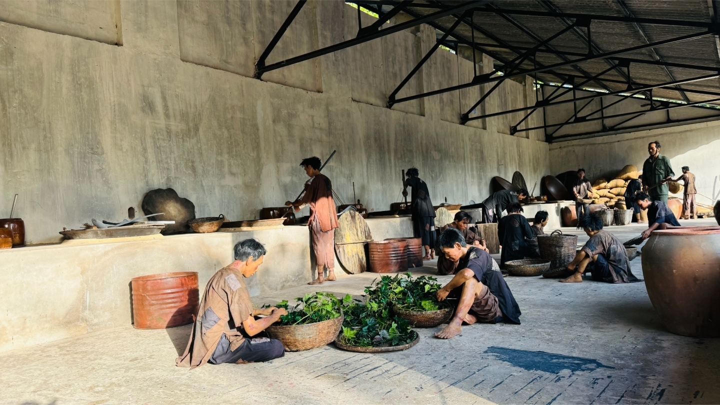 Những bức tường đá lạnh lẽo, những song sắt hoen gỉ như vẫn còn vang vọng tiếng bước chân, tiếng xiềng xích của một thời chưa xa