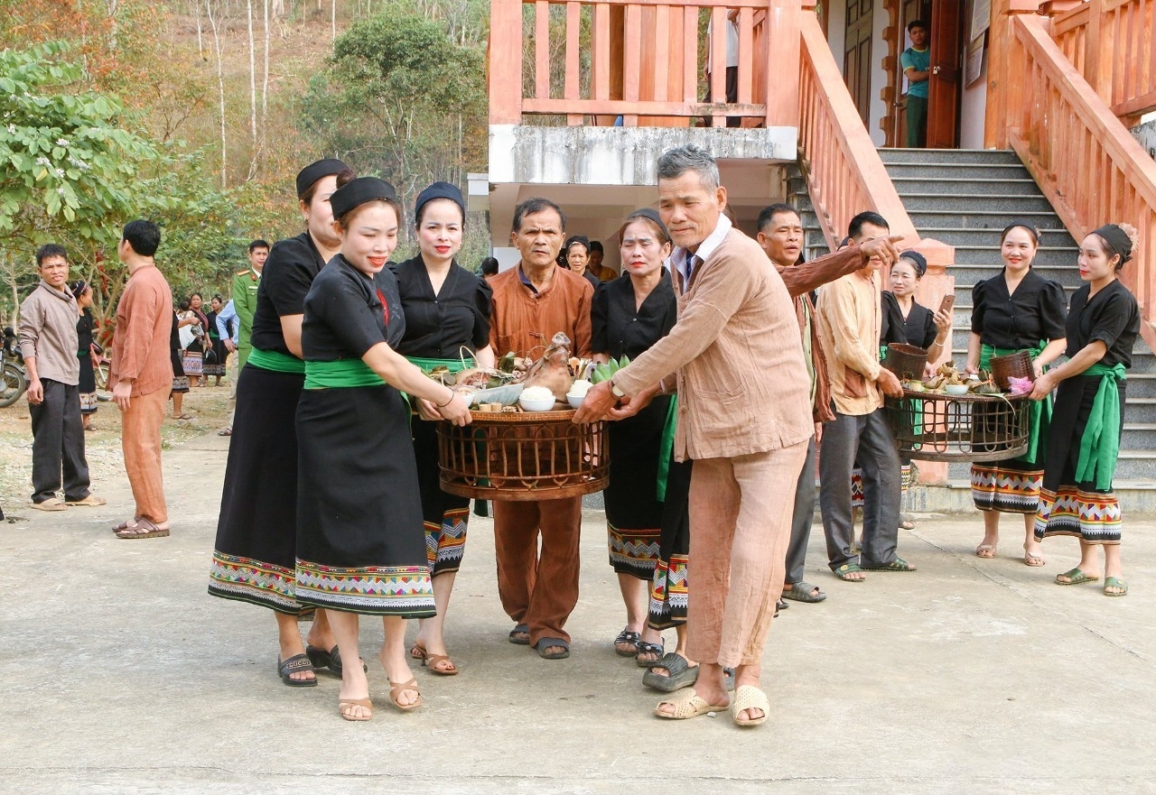 Người dân Ơ Đu di chuyển mâm cúng thần Sấm ra địa điểm cúng được thực hiện ngoài trời