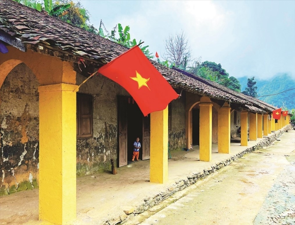 The beauty of the traditional rammed earth house architecture with yin-yang roofs of the Dao Tien ethnic group in Cao Bang province