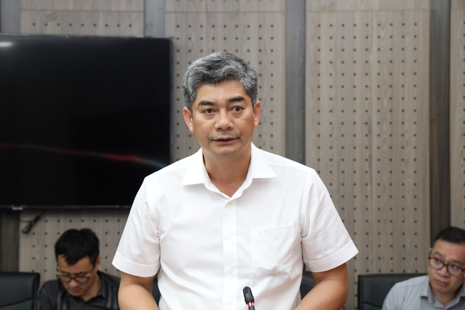 Thứ trưởng Bộ Dân tộc và Tôn giáo Y Vinh Tơr báo cáo tình hình thực hiện nhiệm vụ của Bộ Dân tộc và Tôn giáo những tháng đầu năm 2026