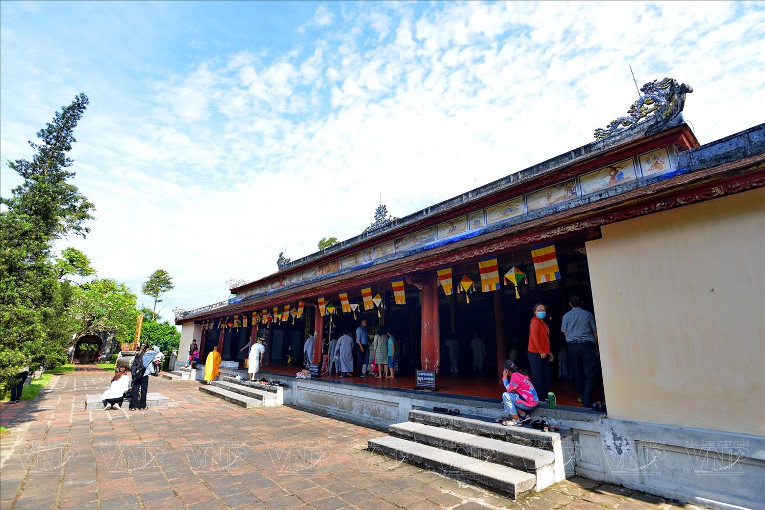 Ngôi chánh điện được xây theo kiểu nhà rường truyền thống Huế nhưng có sự ảnh hưởng của kiến trúc cung đình thời Nguyễn