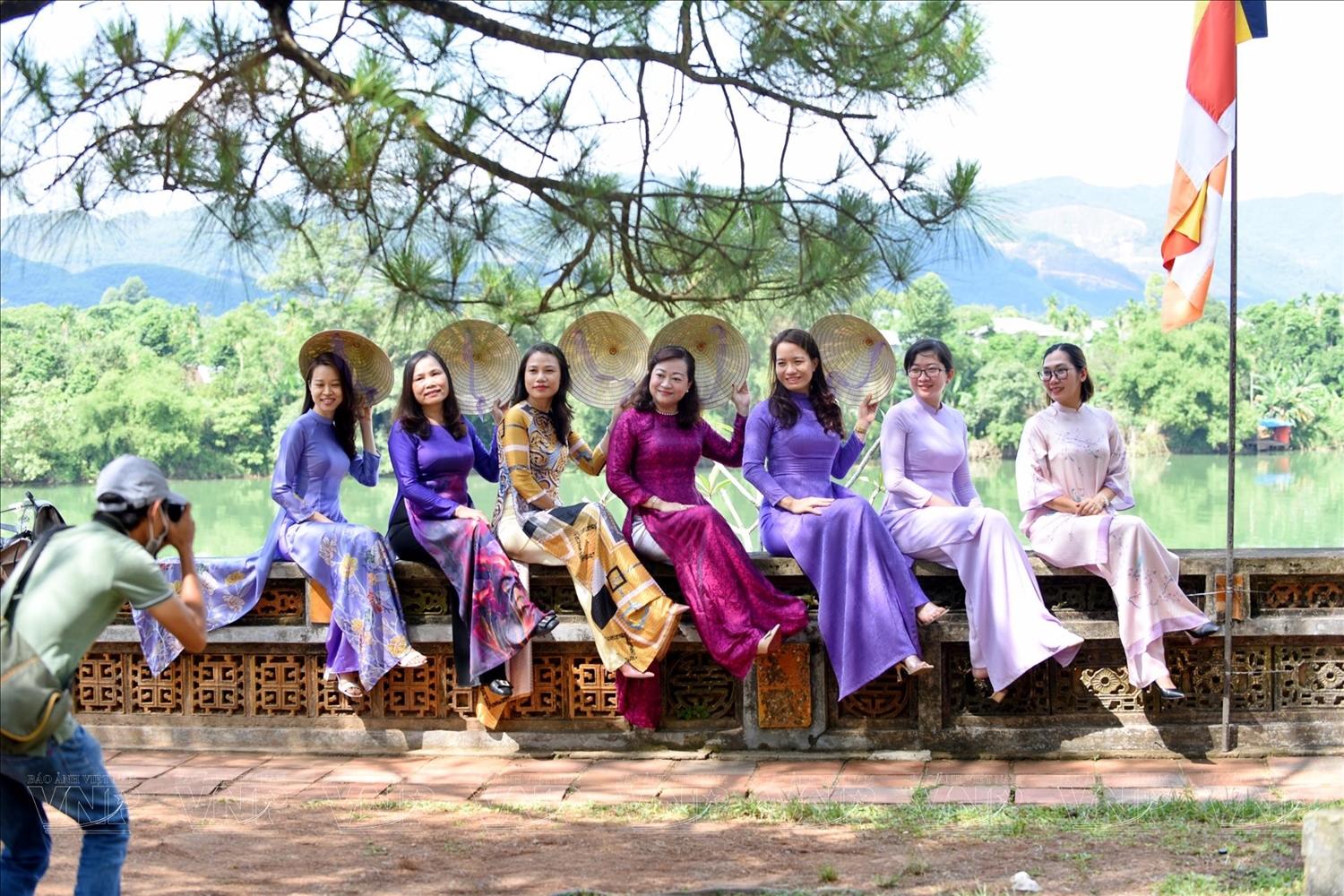 Nhiều Du khách thập phương đến tham quan, chụp ảnh lưu niệm tại chùa Thiên Mụ