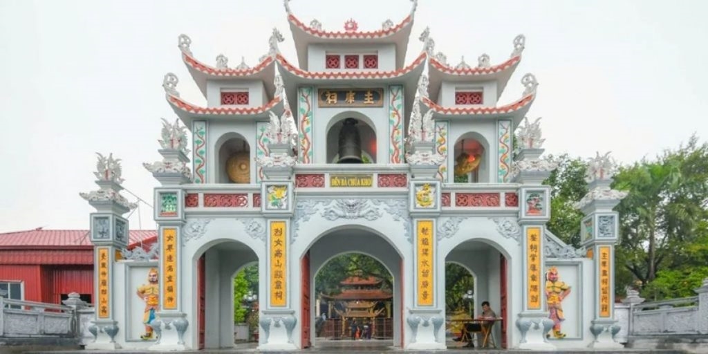 Cổng Tam Quan tại đền Bà Chúa Kho (thuộc làng Cổ Mễ, phường Vũ Ninh, tỉnh Bắc Ninh)