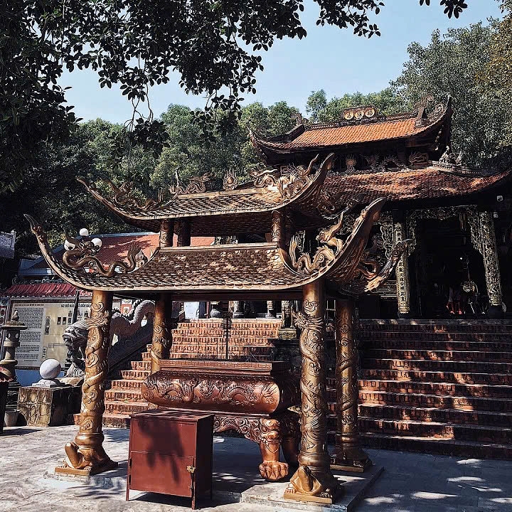 Khu vực Tiền tế, nơi dâng hương trước khi vào lễ ở chính điện đền Bà Chúa Kho