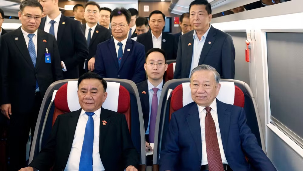 Lãnh đạo doanh nghiệp ngành đường sắt Trung Quốc tháp tùng Tổng Bí thư, Chủ tịch nước Tô Lâm trên tàu cao tốc đi thăm thành phố Nam Ninh. Ảnh: TTXVN