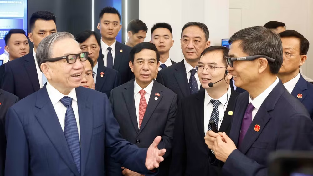 Tổng Bí thư, Chủ tịch nước Tô Lâm và các đại biểu tại Trung tâm hợp tác ứng dụng AI Trung Quốc - ASEAN. Ảnh: Thống Nhất - TTXVN