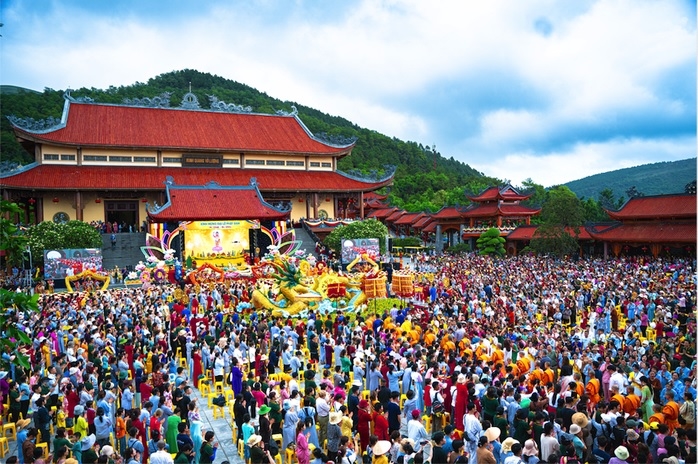 Nhân lễ Phật đản tại các chùa, các cơ sở tự viện tổ chức nhiều hoạt động như chương trình văn hóa, nghệ thuật, thuyết giảng, diễu hành xe hoa