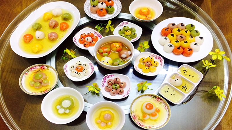 Người dân cũng sáng tạo thêm các loại bánh trôi ngũ sắc từ màu tự nhiên của lá dứa, gấc, cẩm... tạo nên một diện mạo mới mẻ, bắt mắt nhưng vẫn giữ nguyên cốt cách dân tộc