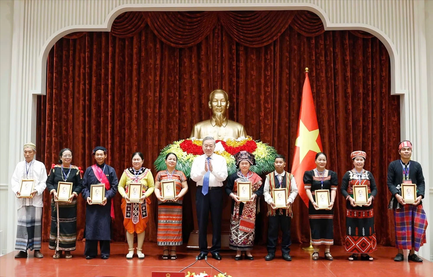 Tổng Bí thư, Chủ tịch nước Tô Lâm tặng chân dung Chủ tịch Hồ Chí Minh cho các già làng, trưởng bản, nghệ nhân, người có uy tín tiêu biểu toàn quốc. (Ảnh: Thống Nhất/TTXVN)