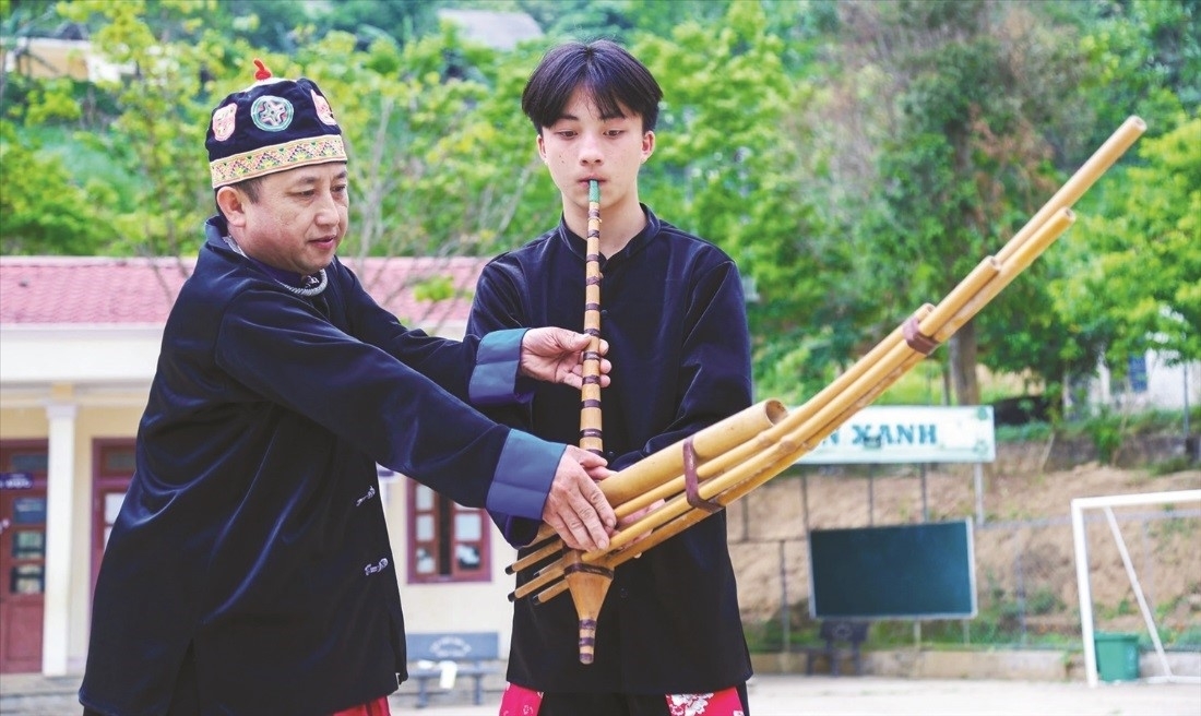 Nghệ nhân Vừ Lầu Phổng hướng dẫn cho thế hệ trẻ cách thổi khèn Mông.