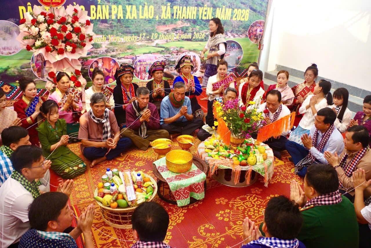 Một nghi lễ trong lễ Khăm bản của người Lào bản Pa Xa Lào, xã Thanh Yên, tỉnh Điện Biên