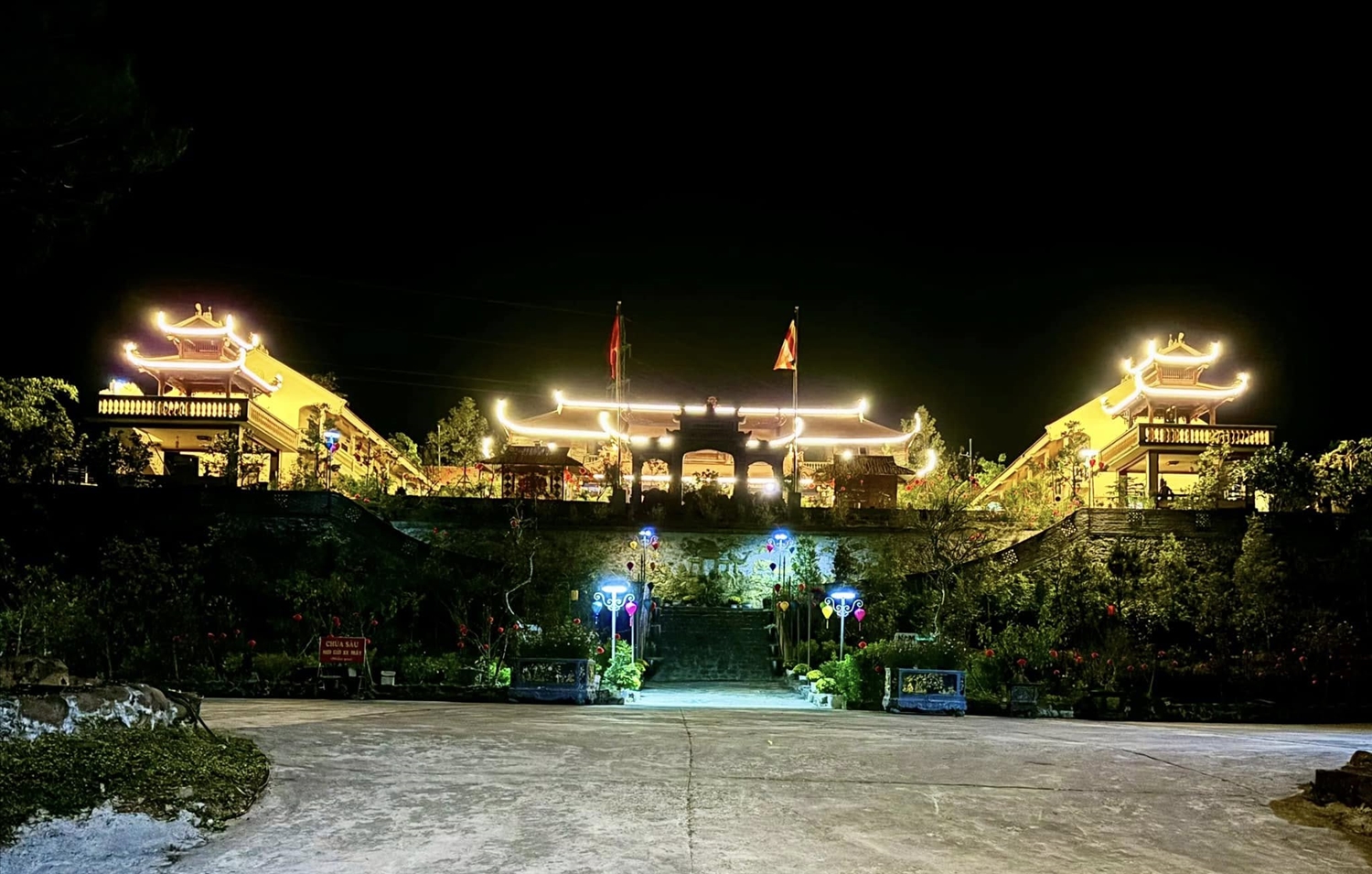 Khung cảnh chùa Sâu về đêm