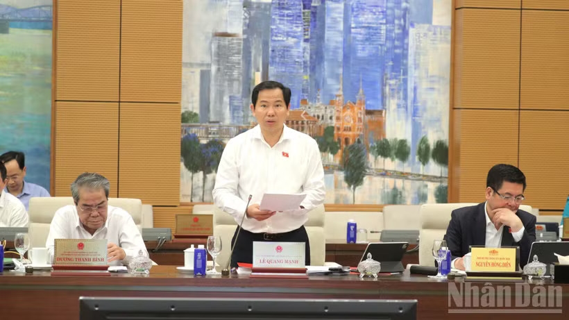 Tổng Thư ký Quốc hội, Chủ nhiệm Văn phòng Quốc hội Lê Quang Mạnh trình bày báo cáo về việc chuẩn bị Kỳ họp thứ Nhất, Quốc hội khóa XVI. (Ảnh: DUY LINH)