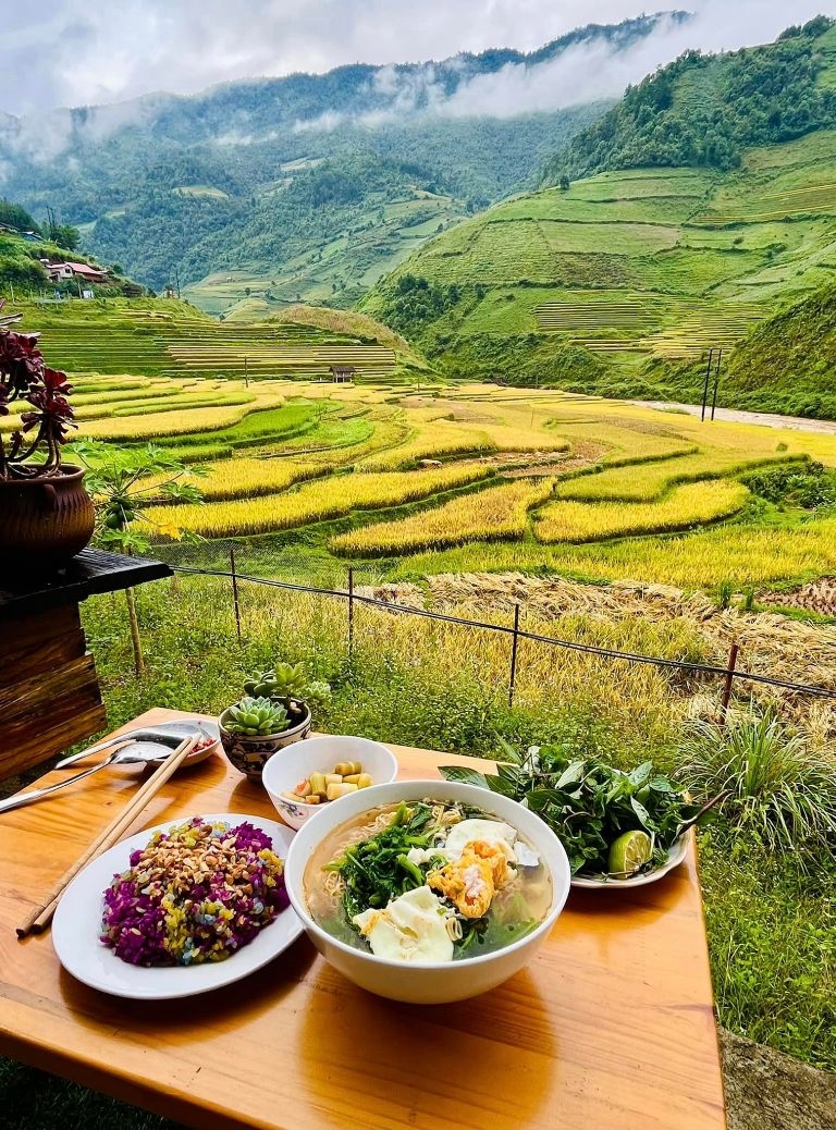 Du khách thường chọn khu vực ban công làm địa điểm lý tưởng để thưởng thức các món ăn đặc trưng của đồng bào dân tộc thiểu số