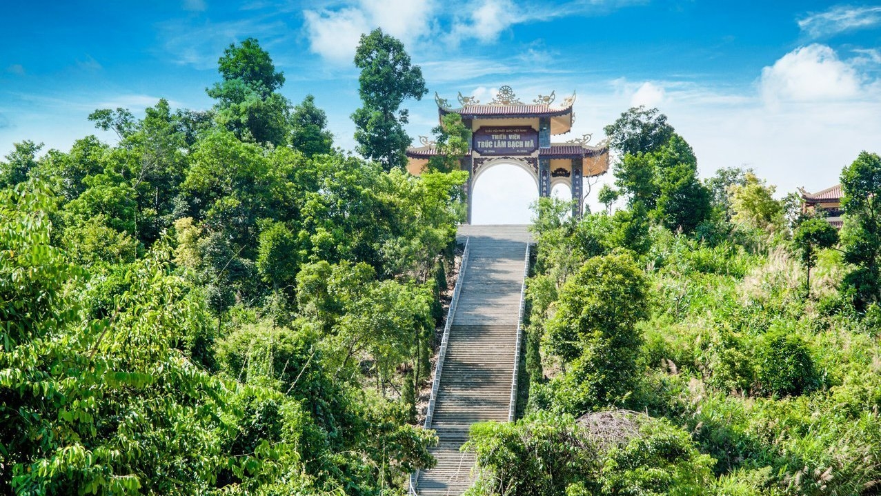 Cổng tam quan với 172 bậc tam cấp dẫn đến thiền viện Trúc Lâm Bạch Mã