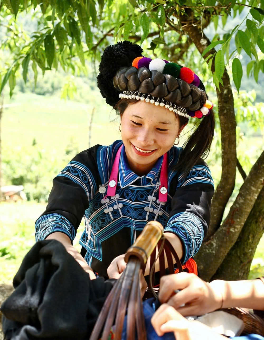 Các cô gái trẻ chưa lập gia đình thường đội “Xó Pẹ” có nhiều màu sắc, tua len xanh đỏ