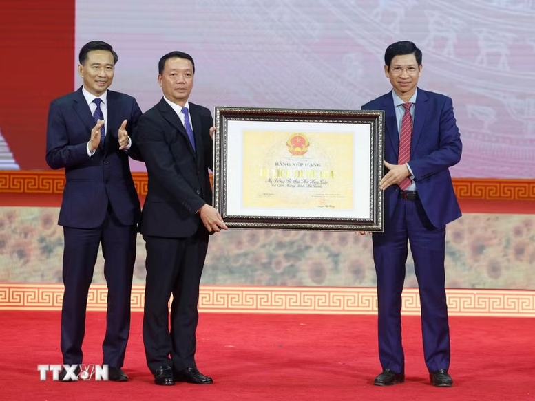 Lãnh đạo Bộ Văn hóa, Thể thao và Du lịch trao cho tỉnh Hà Tĩnh Bằng công nhận Khu mộ Tổng Bí thư Hà Huy Tập là Di tích lịch sử quốc gia - Ảnh: TTXVN